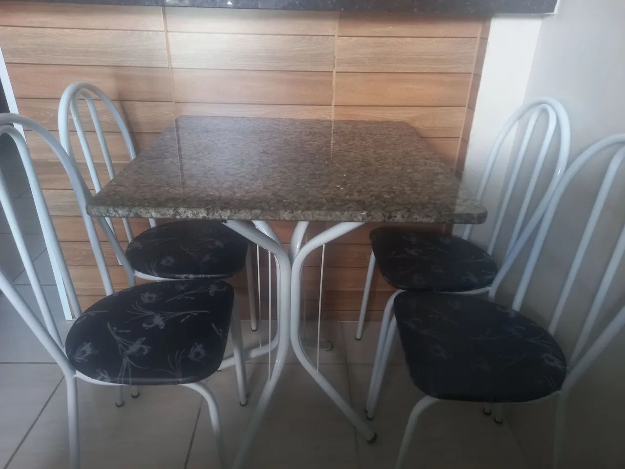 Conjunto de Mesa e Cadeiras - Foto 2