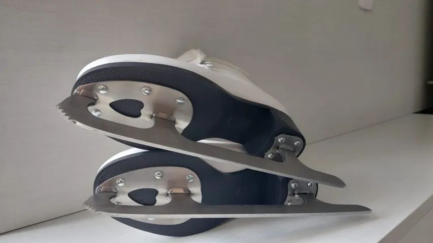 Patins de Gelo feminino tamanho 34 BR - Foto 4