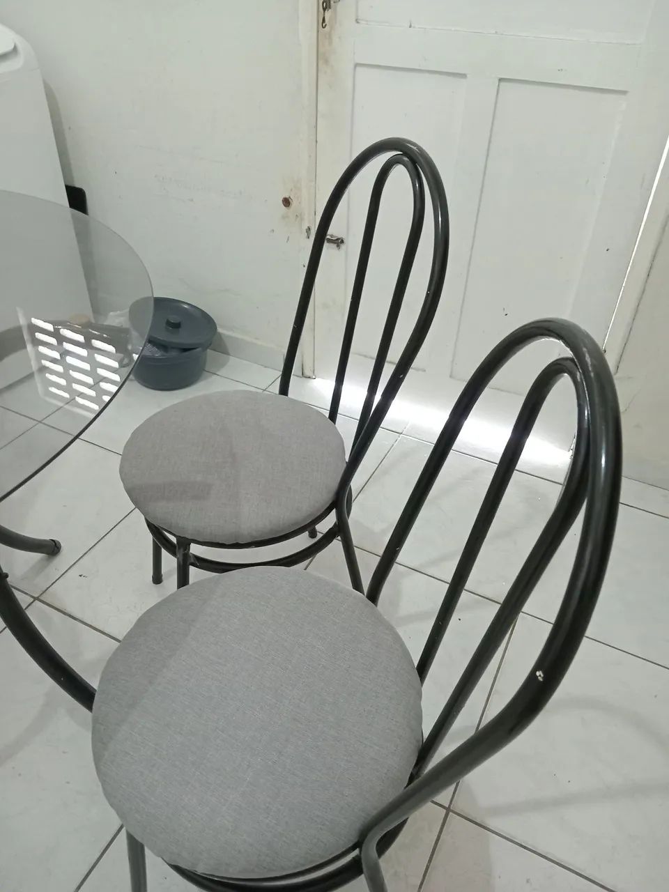 Mesa de vidro  base de ferro  4 cadeiras  na cor preto  com  cinza - Foto 5