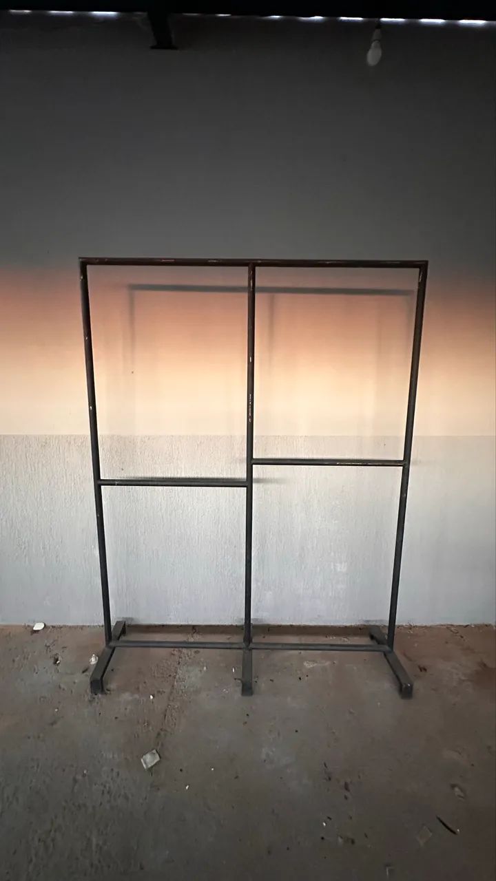 Vendo arara de roupas estilo industrial  - Foto 2