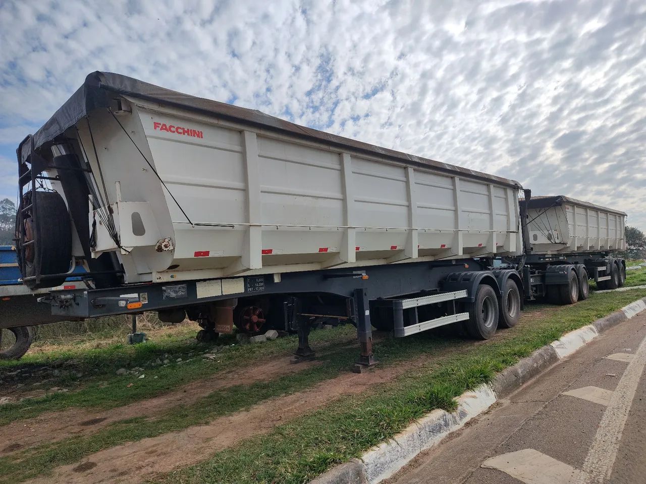 Rodocaçamba carreta 9 eixos Facchini caçamba com pneus - Foto 2