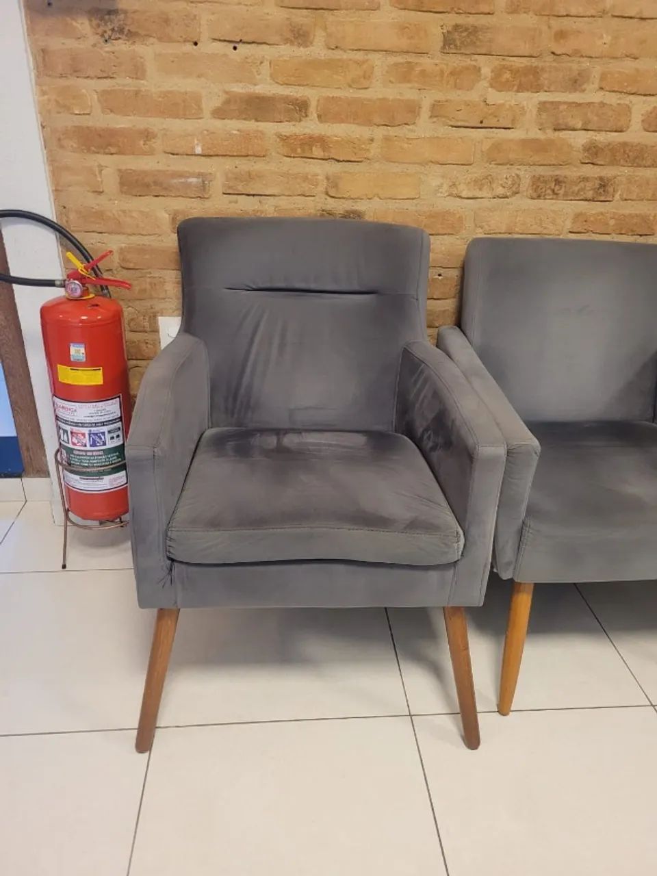 Poltrona cinza pé palito tecido suede - Foto 2