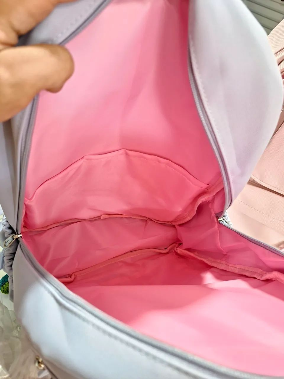 Mochila feminina com bolso estojo - Foto 5
