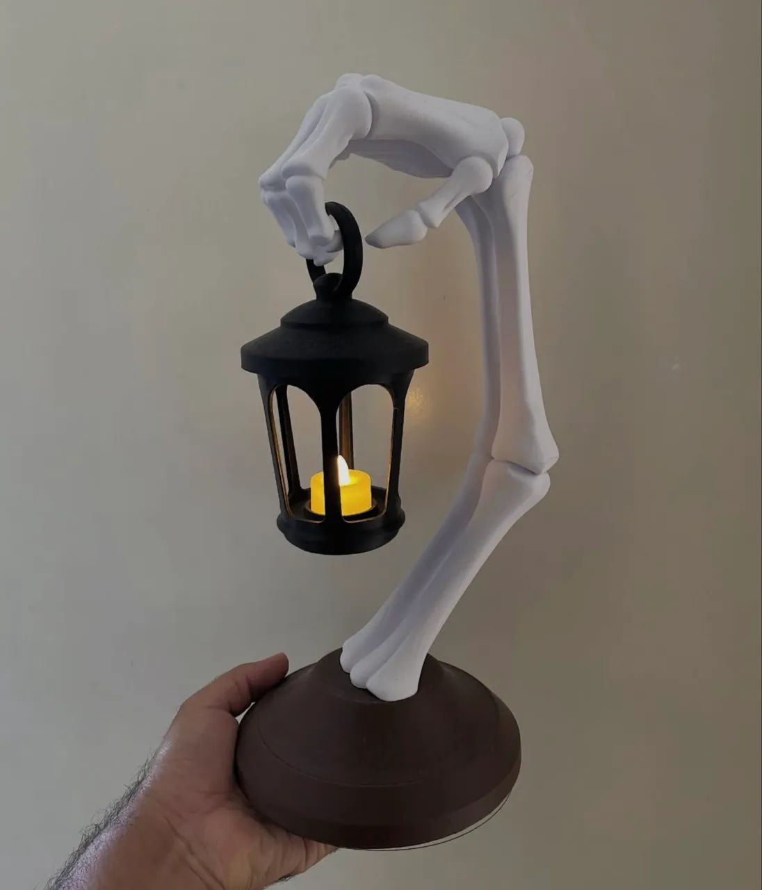 Luminária mão de caveira 