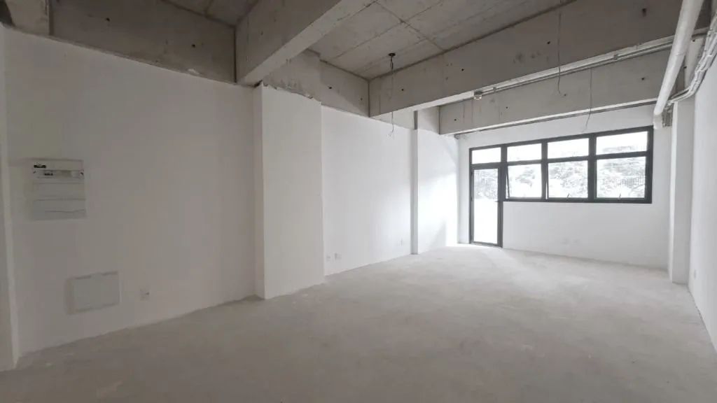 Sala comercial de 43,97 m² com banheiro, varanda e vagas rotativas no Edifício Quadria  Ja - Foto 4