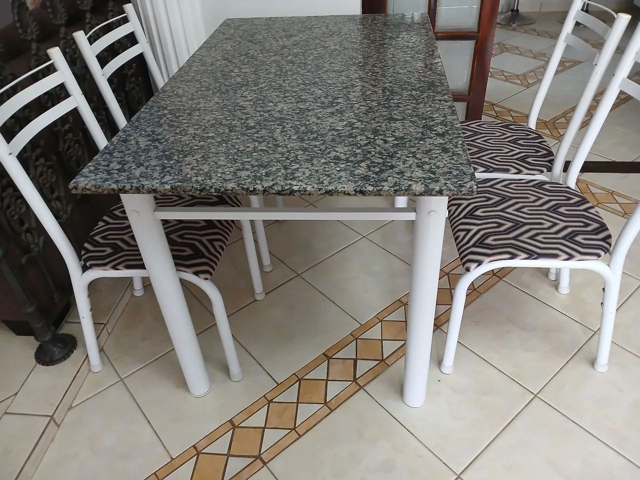 Mesa com 4 cadeiras  - Foto 3