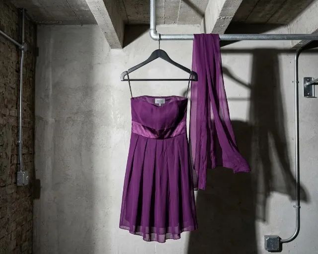 Vestido tomara que caia roxo/magenta com echarpe combinando - Foto 2