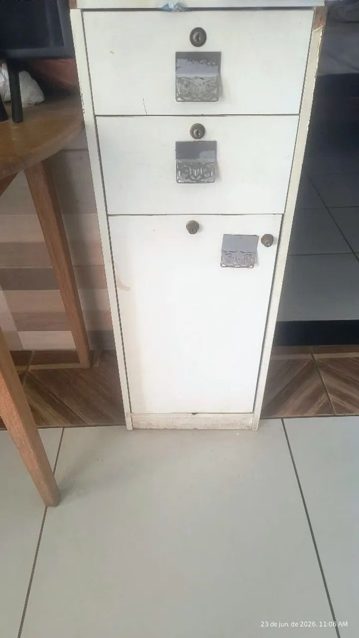 Balcãozinho pequeno com gaveta