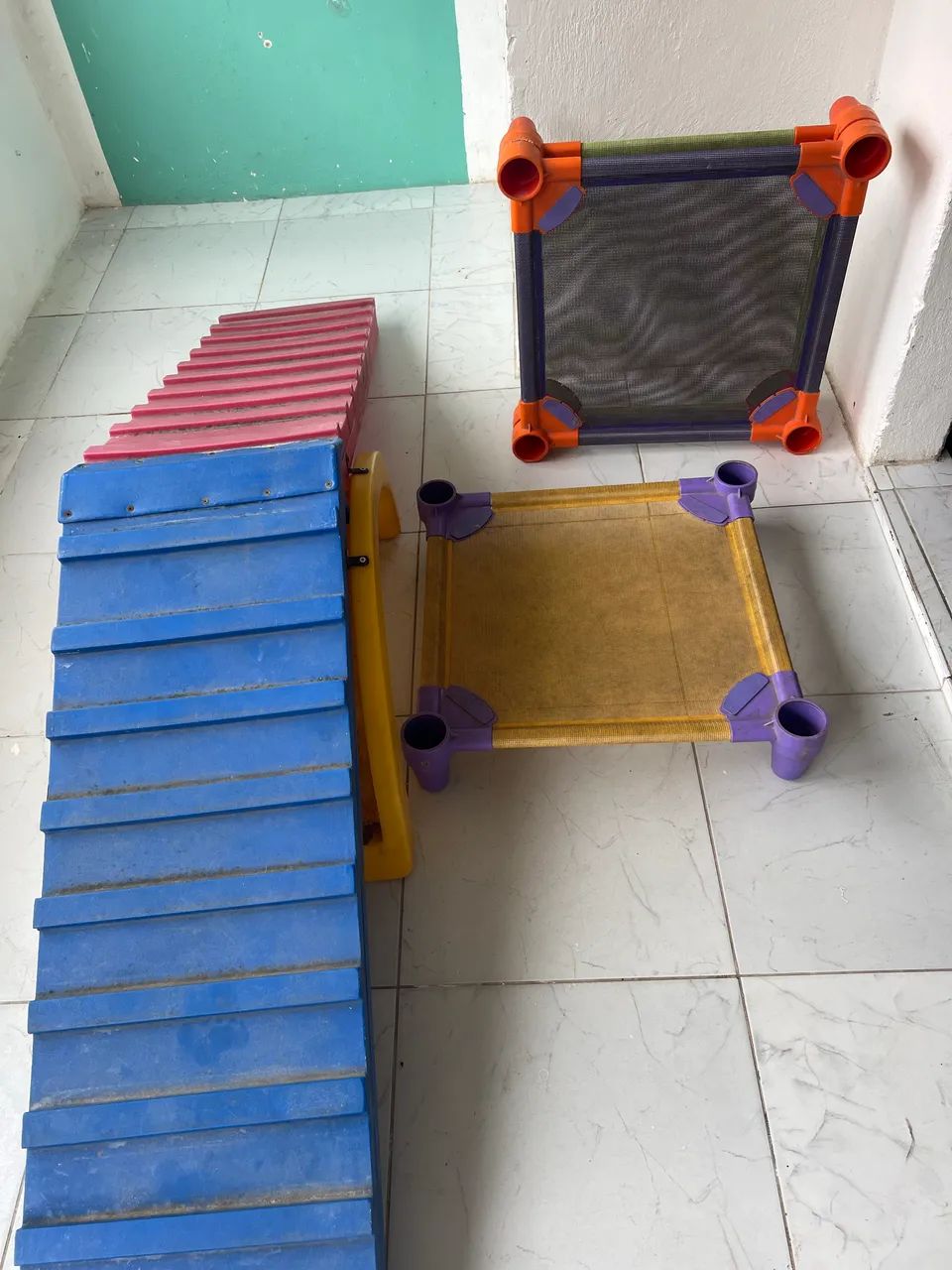Rampa de brinquedo para pet + 3 Caminhas empilháveis pet
