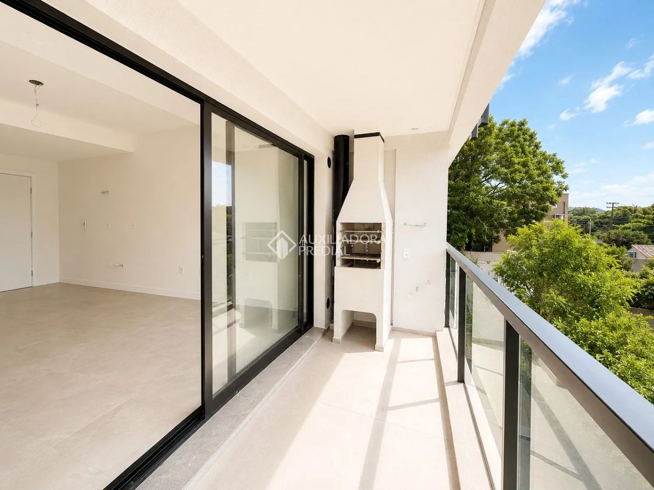 Apartamento com sacada no Porto da Lagoa.