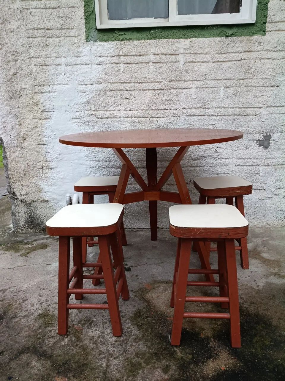 Mesa Madeira Maciça  + 4 Banquetas - 91 cm de diâmetro -em ótimo estado. 