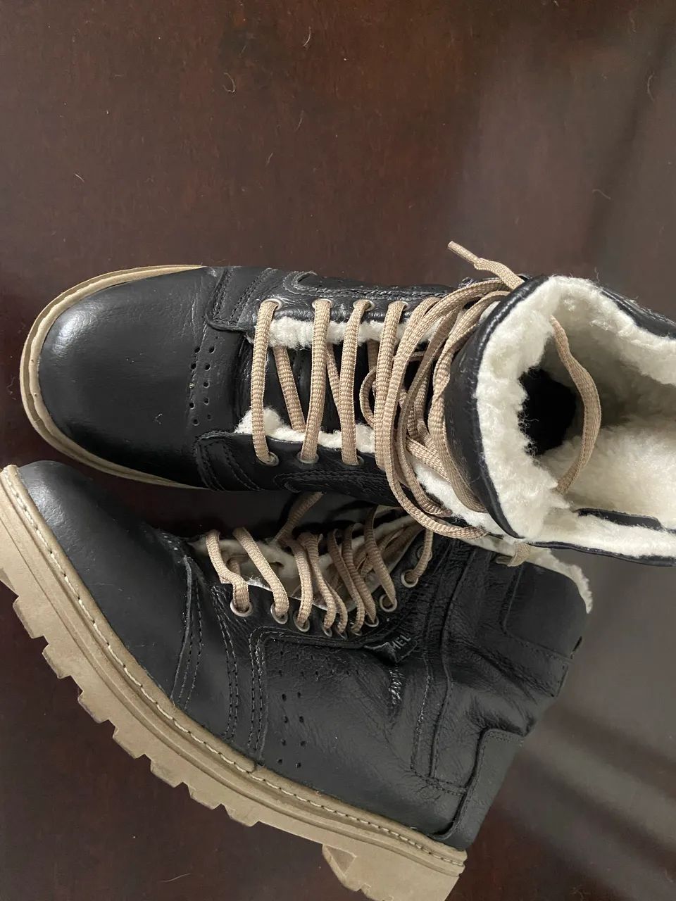 Par de botas em couro com acabamento interno em lã 