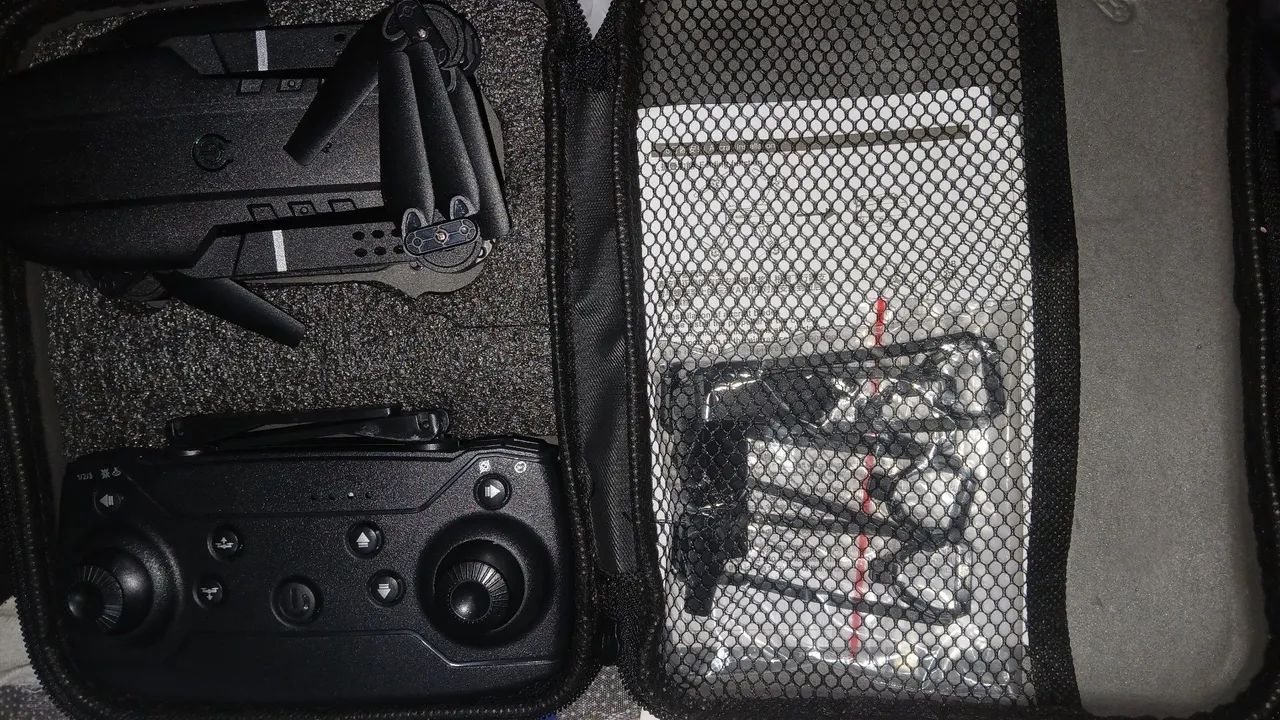 Drone quadcopter E99 pro K8 dobrável com câmera HD  - Foto 5
