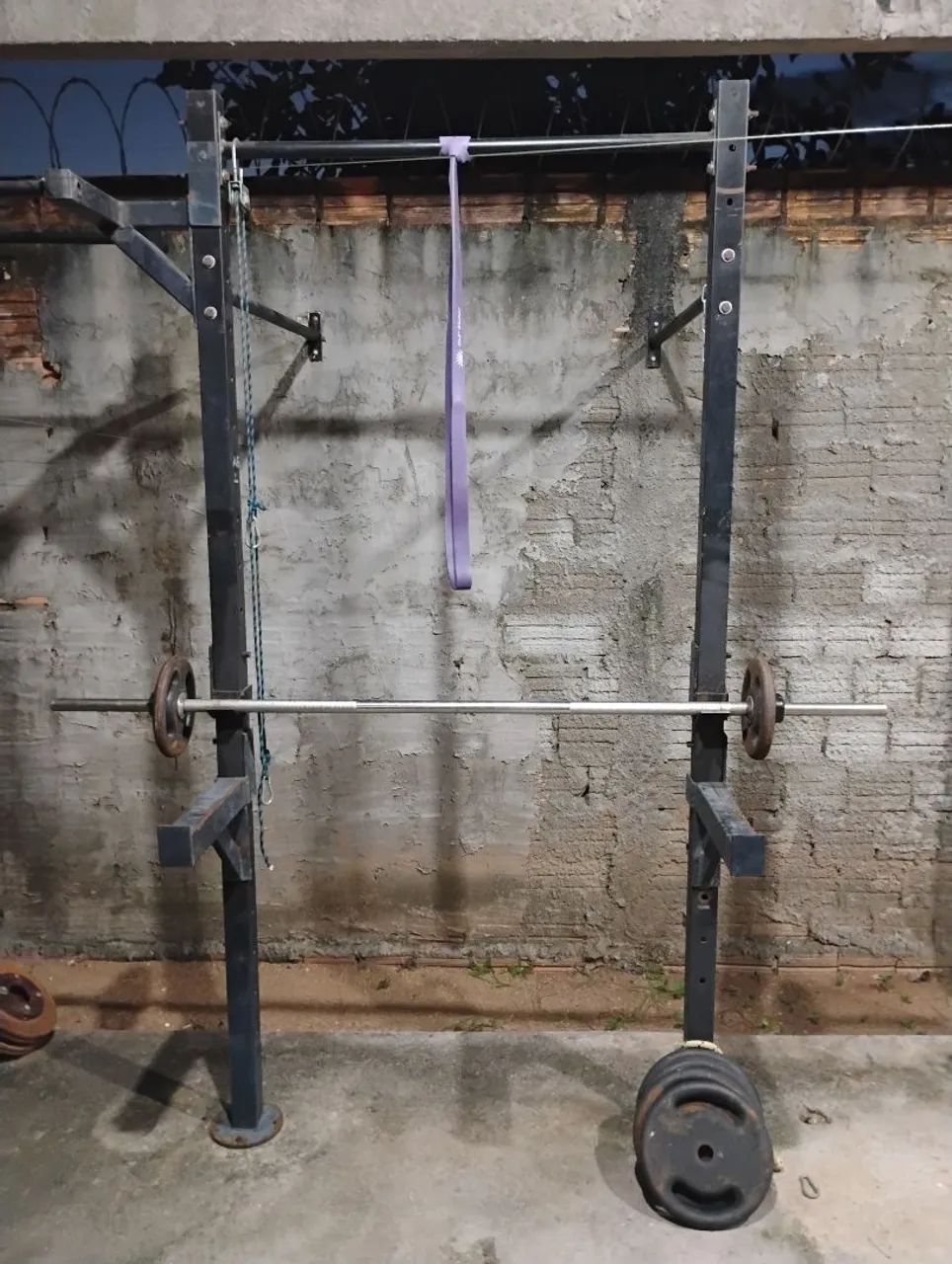 Rack de agachamento livre, com barra paralela e extensora.