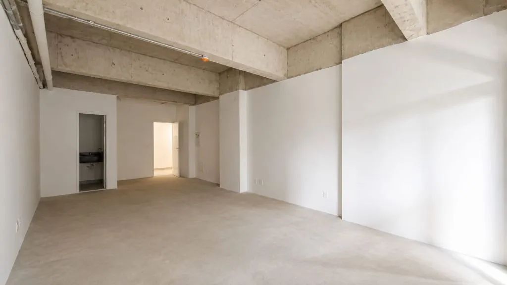 Sala comercial de 43,97 m² com banheiro, varanda e vagas rotativas no Edifício Quadria  Ja