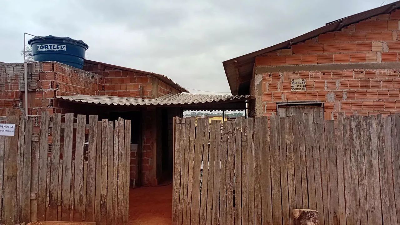 Vende-se uma casa