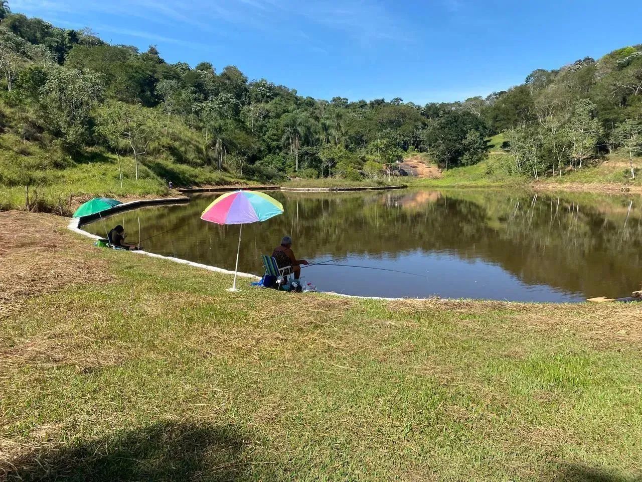 Igaratá, terreno espaçoso 1500m² com portão eletrônico e área de lazer. Corra! - Foto 2