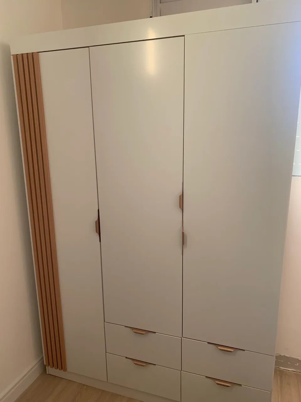 Guarda roupa semi novo 
