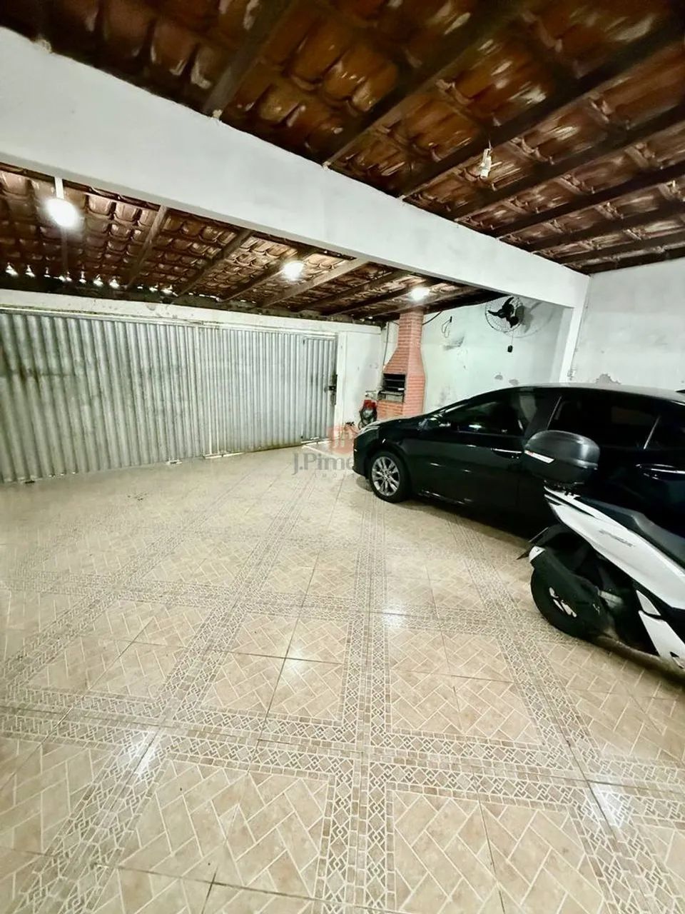 Predio a venda com 3 Apartamentos em Maria Ortiz