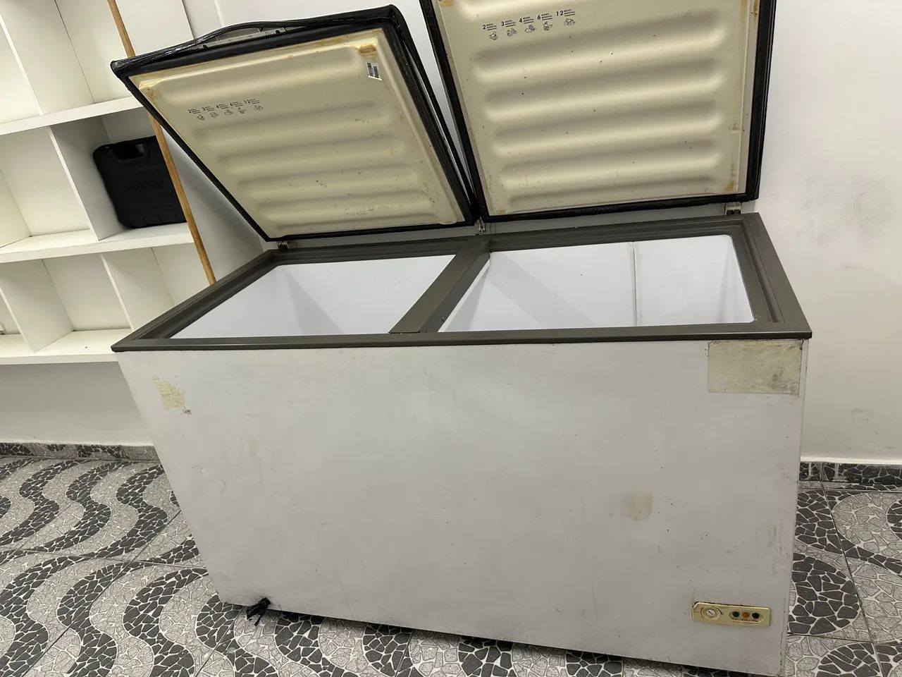 Vendo freezer com defeito 
