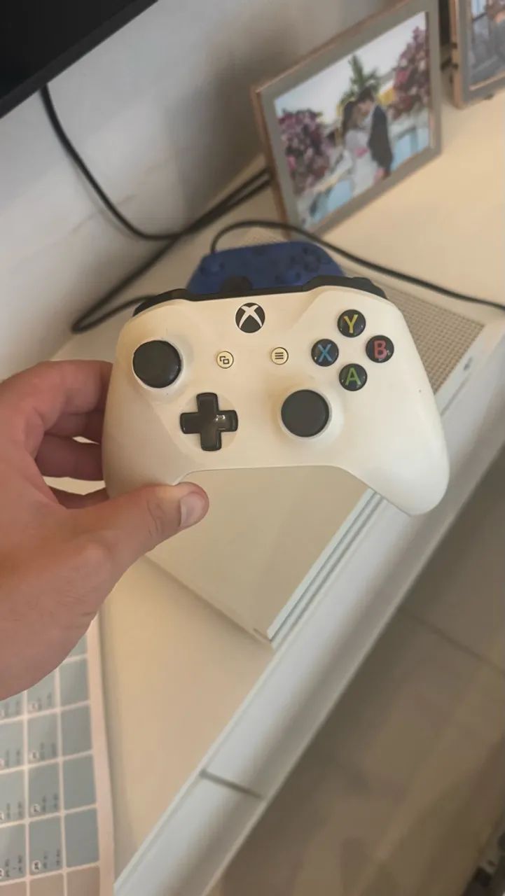 X Box One S com 2 controles  - Foto 3