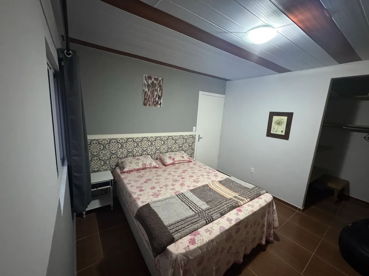 Quarto privado com cozinha e banheiro coletivo