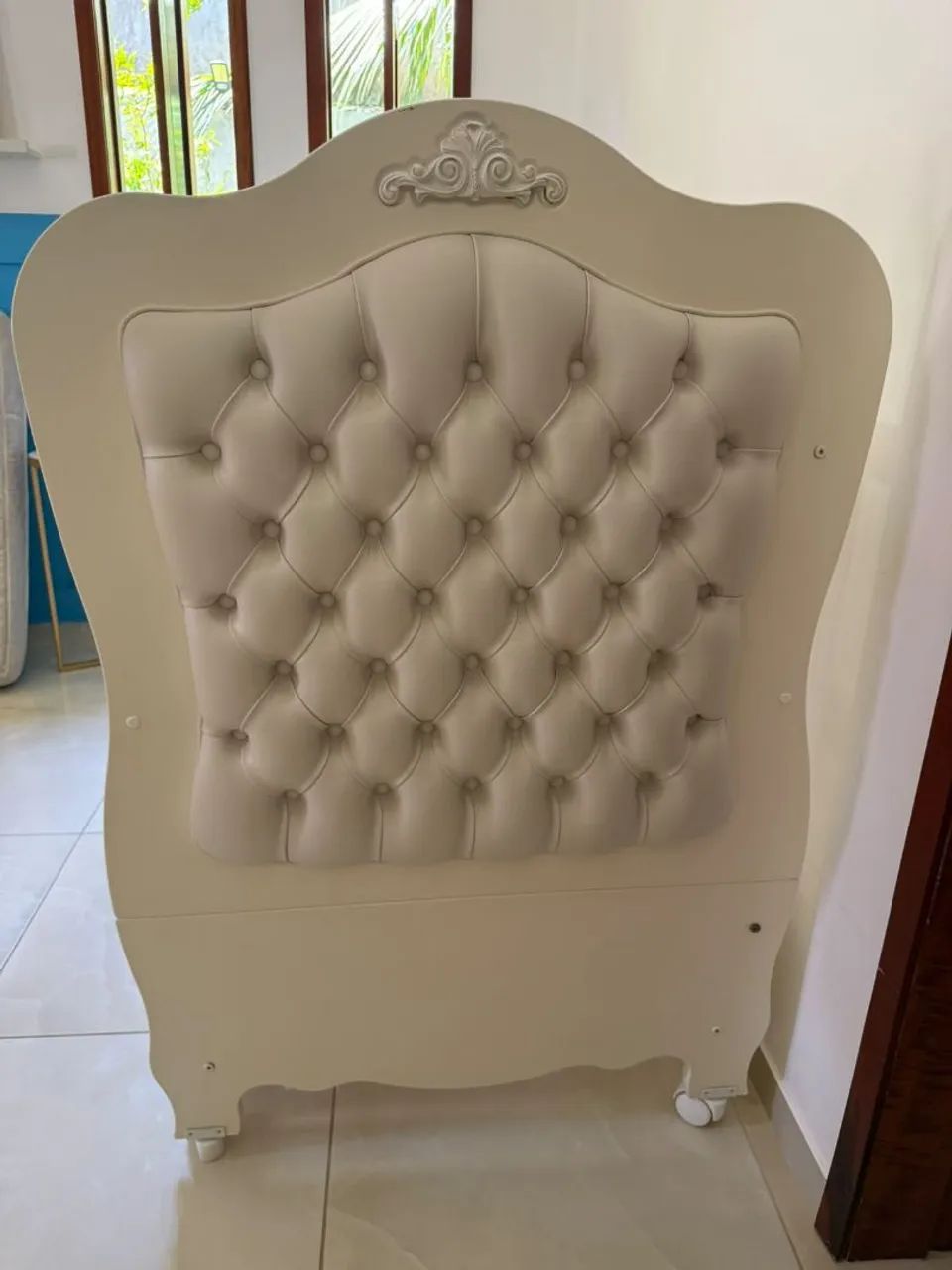 Um lindo berço com colchão  - Foto 2