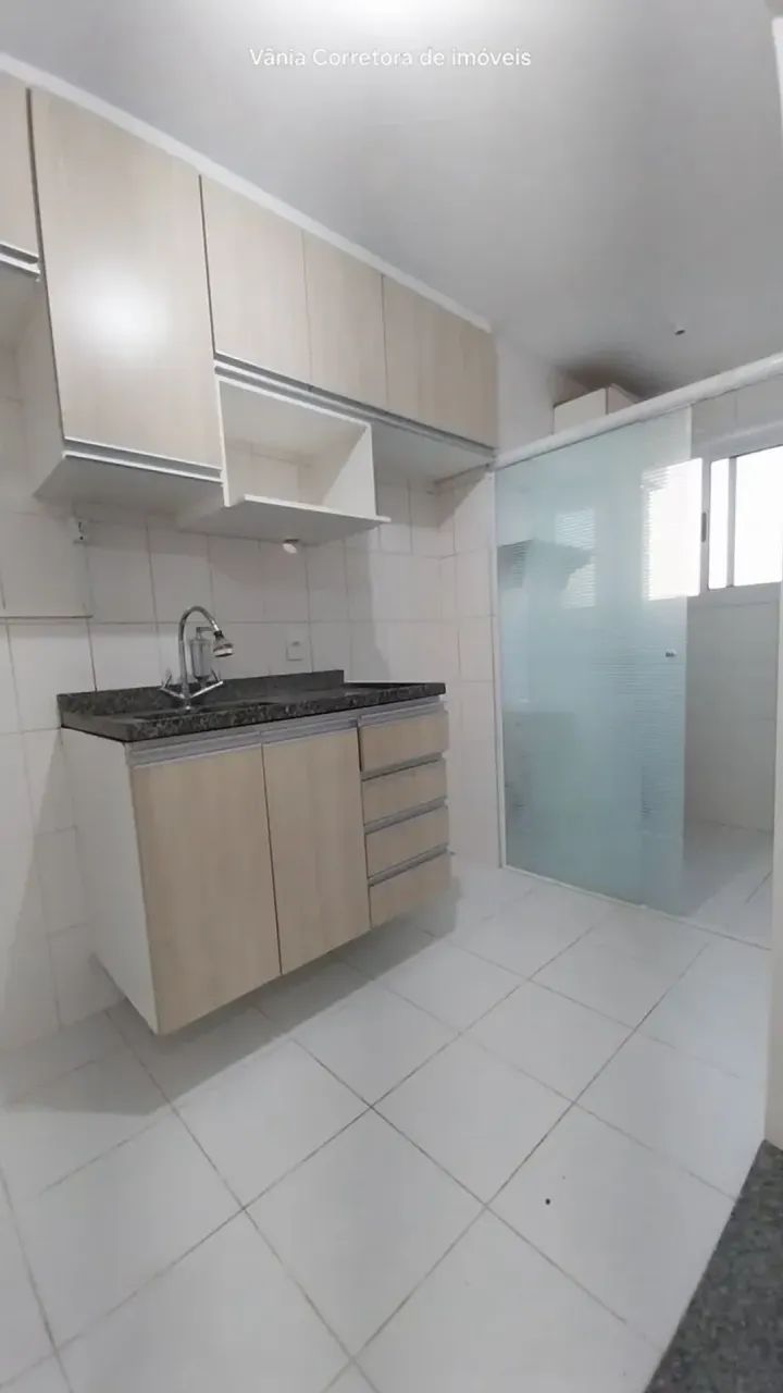 Apartamento 2 dormitórios, sala com sacada, condomínio doce vida. - Foto 2