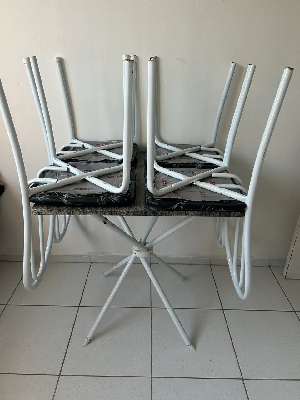 Jogo de mesa 4 cadeiras  - Foto 2