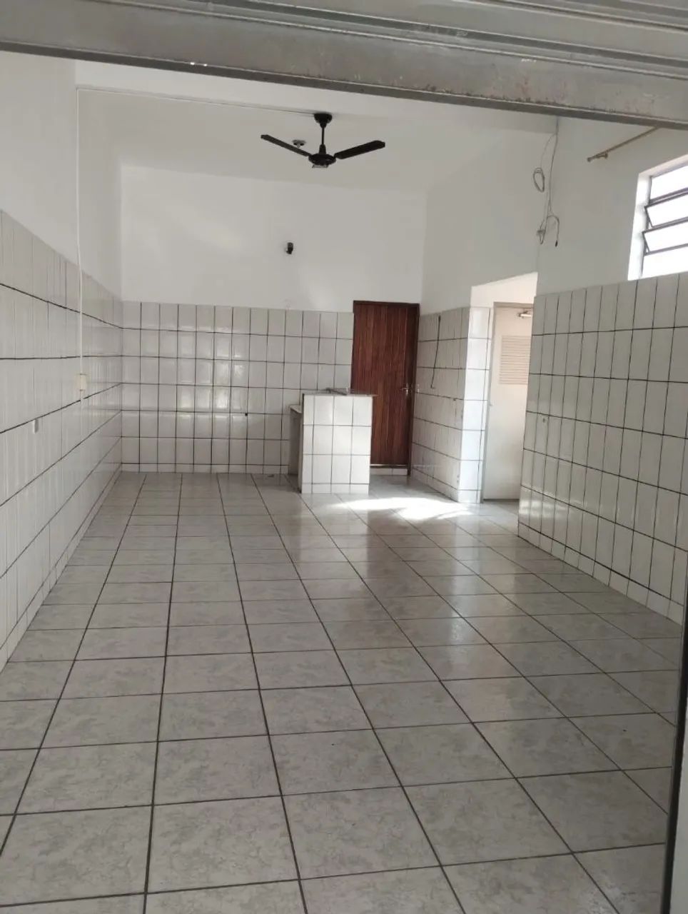 Alugo casa com salão comercial. - Foto 2