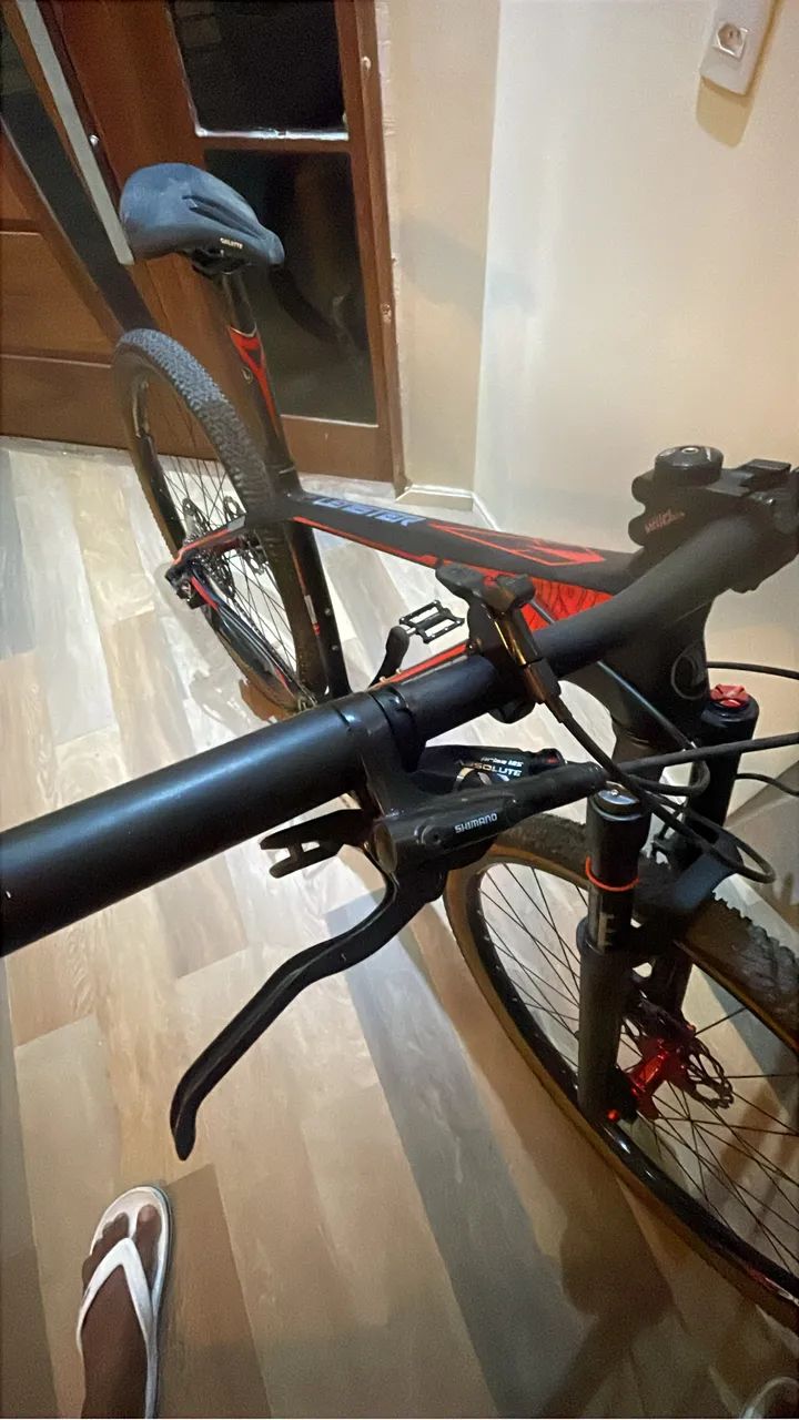 Bicicleta em carbono semi nova - Foto 4