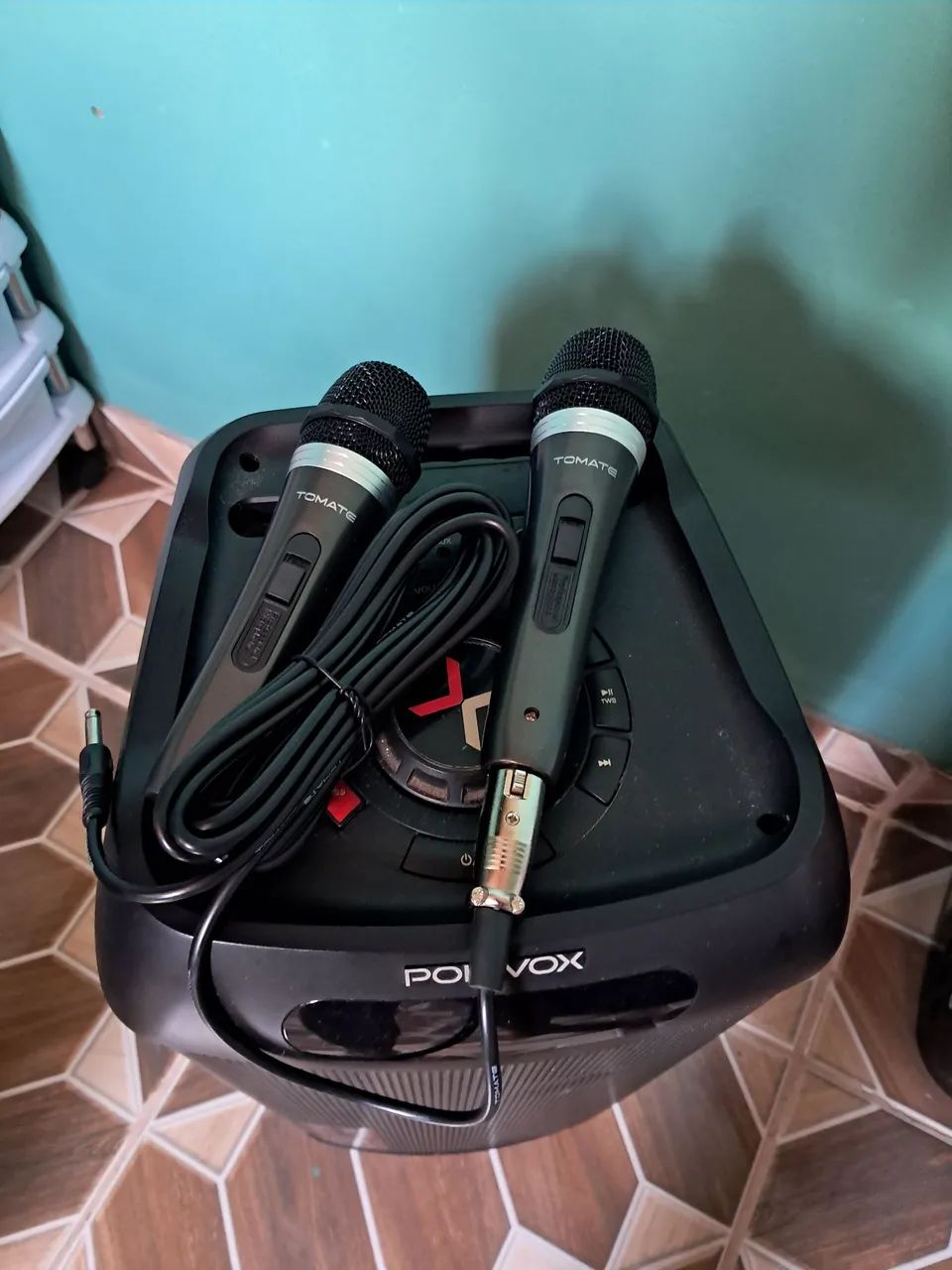 Caixa de som recarregável com 2 microfones Karaokê  - Foto 2