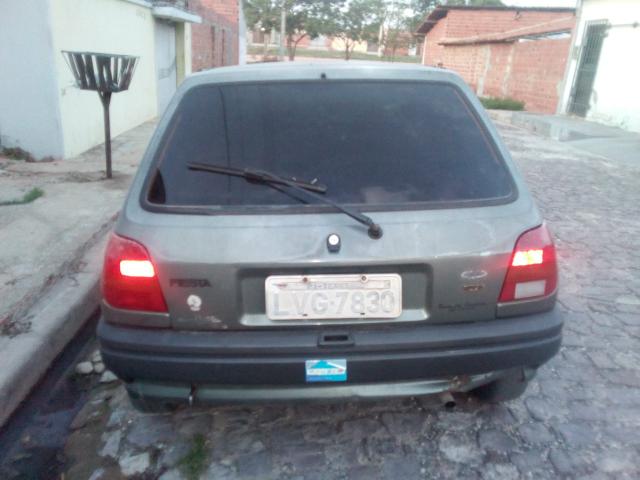 Vendo ou troco esse carro por moto ele não tá andado tem q botar pra rodar - Foto 3