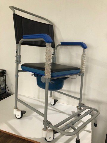 Cadeira de rodas higiênica Dellamed D50 serve para banho e movimentação interna. - Foto 4