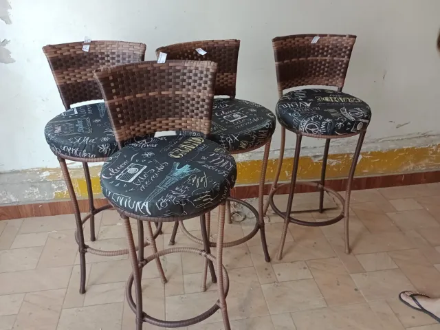 Banqueta Resistente: Qualidade em Fibra Sintética e Alumínio