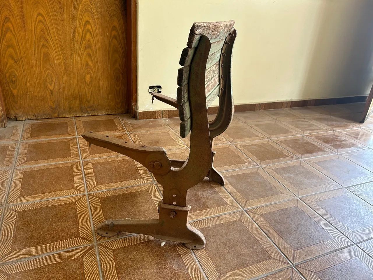 Estrutura de Antiga Carteira Escolar Madeira E Ferro Antiga - Foto 2