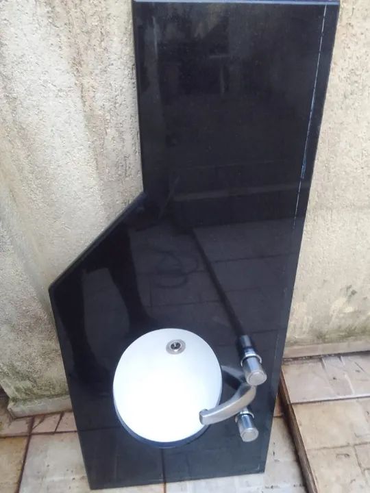 pia de banheiro com 2 torneiras