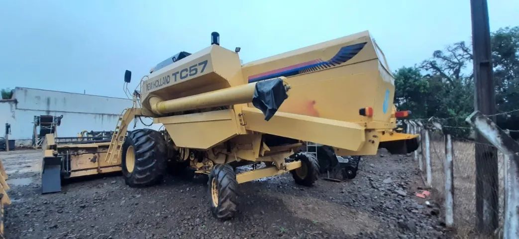 Colheitadeira New Holland - TC 57, 19 pés, peneira fixa. Fabricação 2000 - Foto 3