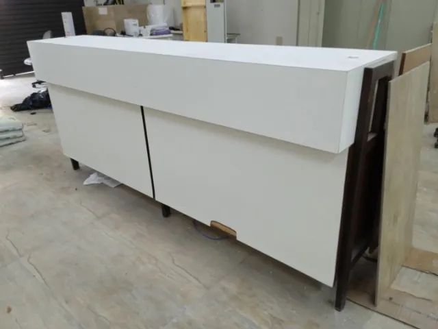 Balcão c/ 2 nichos e 2 suportes p/ cpu em Madeira Branco 119 cm x 245 cm x 88 cm - Foto 4