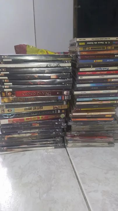 Lote com 50 peças originais entre dvds e cds