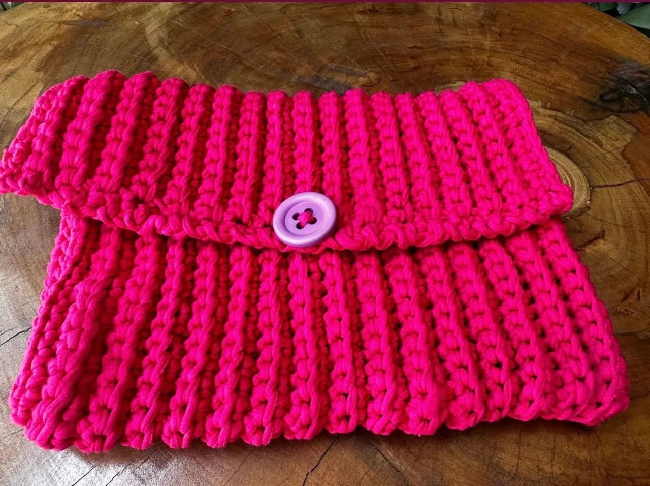 Clutch  de crochê rosa com botão - Foto 3