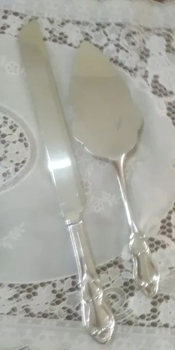 CONJUNTO ANTIGO DE ESPÁTULA E FACA SEM CORTE PARA BOLOS, TORTAS DOCES, TODA TRABALHADA  - Foto 6