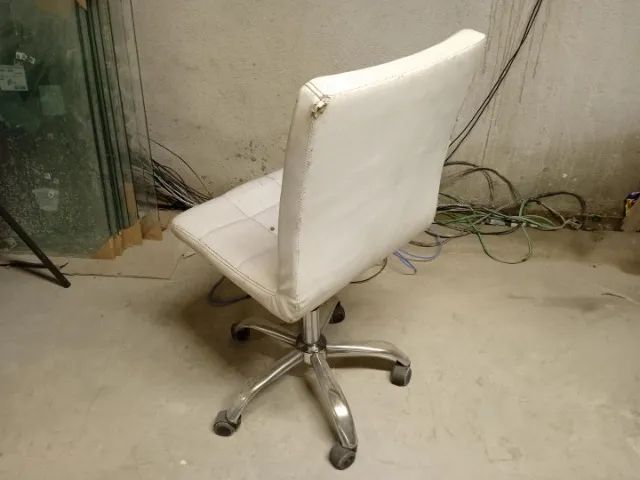 Cadeira de escritório giratória c/ rodas e s/ braços em Couro Ecológico Branco - Foto 4