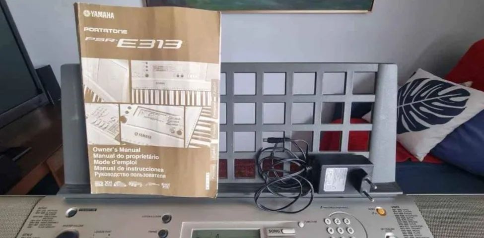 Teclado Yamaha PSR E3 13 perfeito estado,fonte nova,manual,porta partitura,mesa e bolsa de - Foto 6