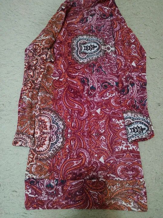 Vestido manga longa vermelho brilhoso. - Foto 2