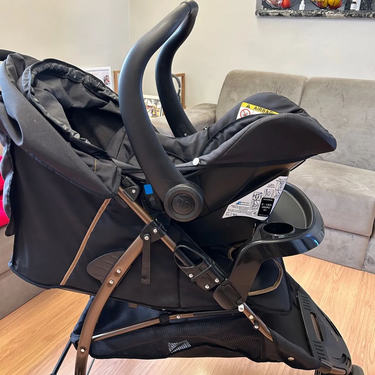 Carrinho de bebê Galzerano Cross preto 3 rodas com bebê conforto - Foto 3