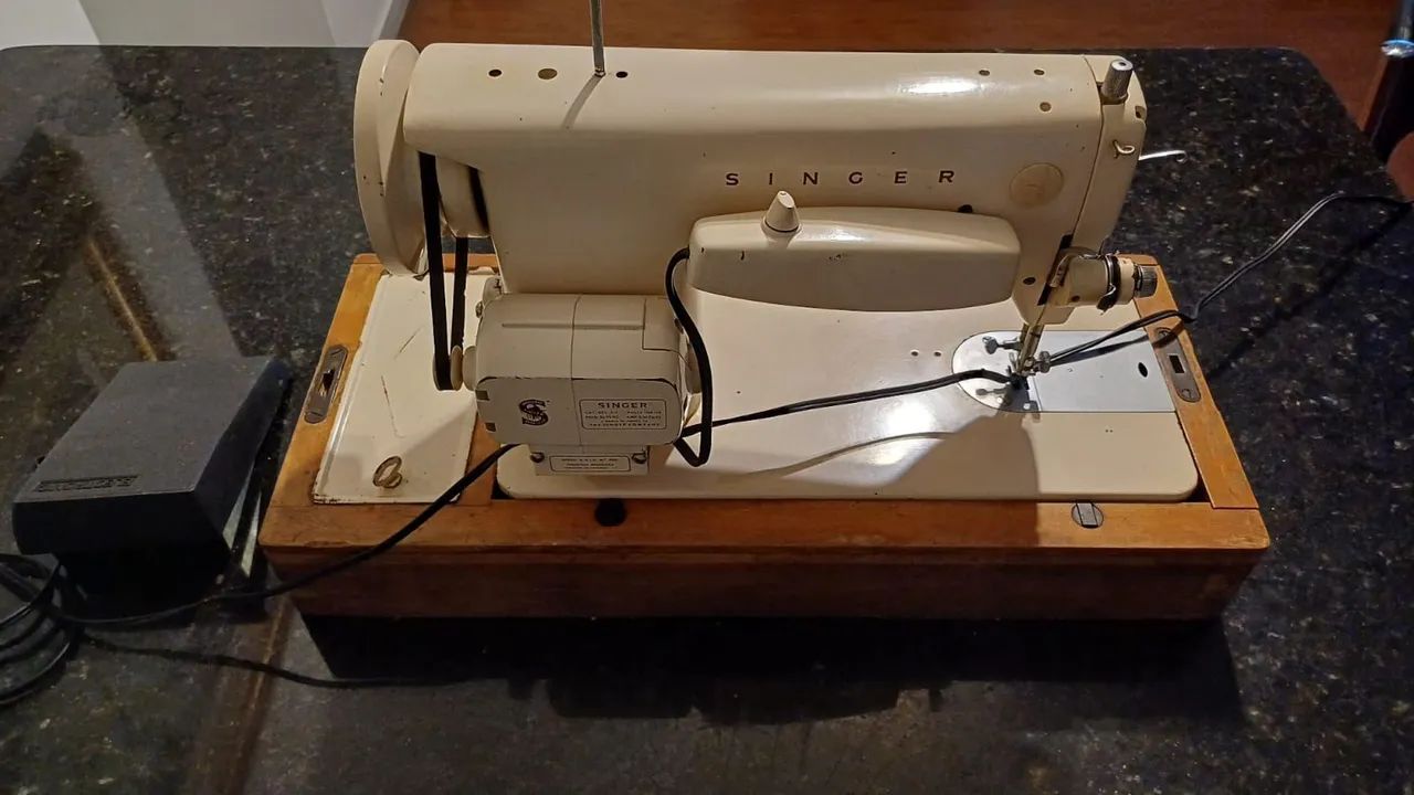 Máquina de Costura Singer Antiga - Foto 2