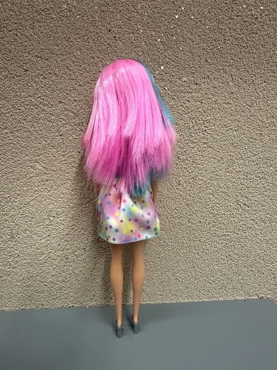 Boneca Barbie Color Reveal Série 1 - Original Mattel Cabelo Rosa e Vestido de Unicórnio - Foto 3