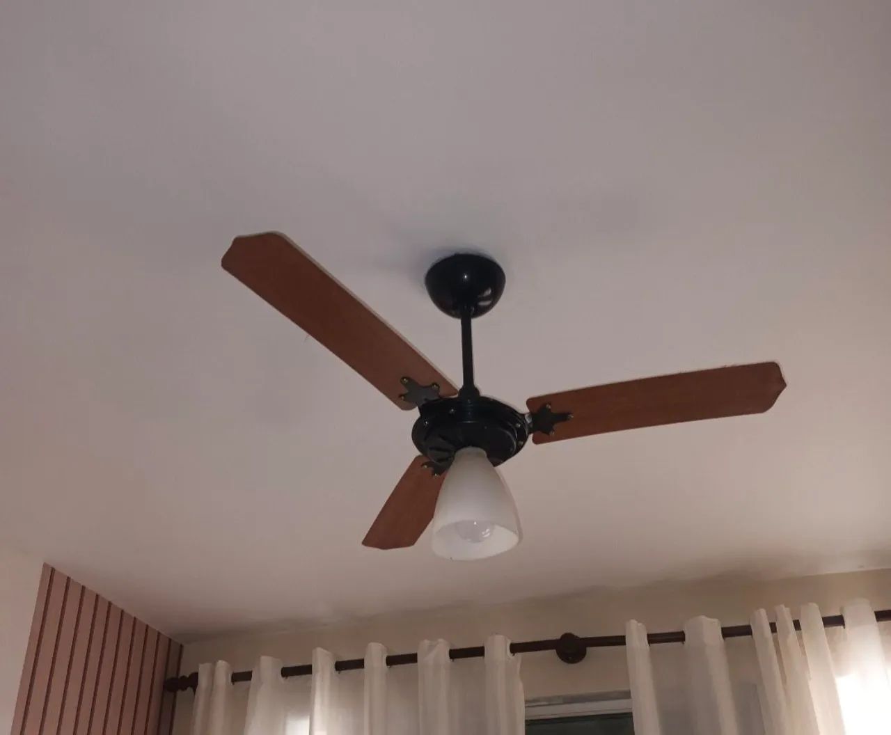 Ventilador de Teto com 3 Pás em Madeira