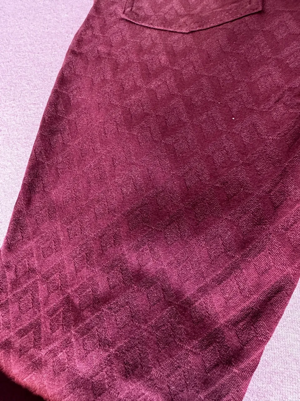 Calça vinho com textura diferenciada